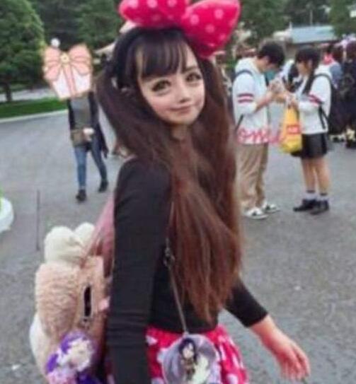 日本现实版美少女 19岁女孩话费百万整容