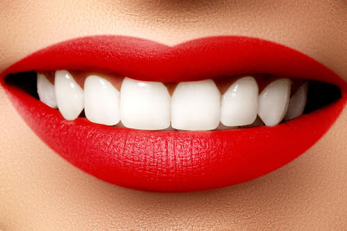北京南区口腔医院牙齿整形多少钱  改斜“”归正 笑面人生