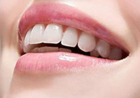 <font color=red>龅牙</font>为何要及时治疗 福州中泽口腔不同年龄不同的矫正方法